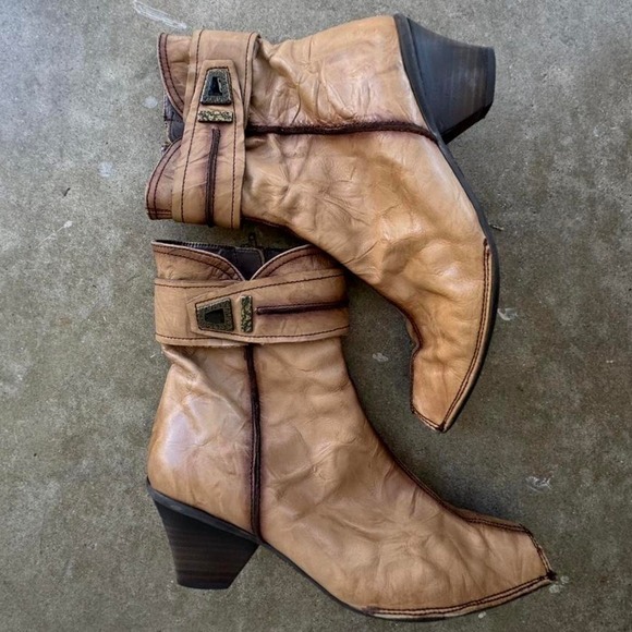 Shoes - adorable vintage Tan and brown mid-calf boots